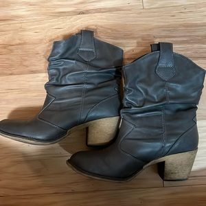 Gray short boots women’s size 8